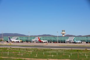 Illa destaca la necesidad de hacer de El Prat “un hub intercontinental”
