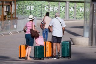 La entrada de turistas modera su crecimiento en mayo pero aumenta su gasto